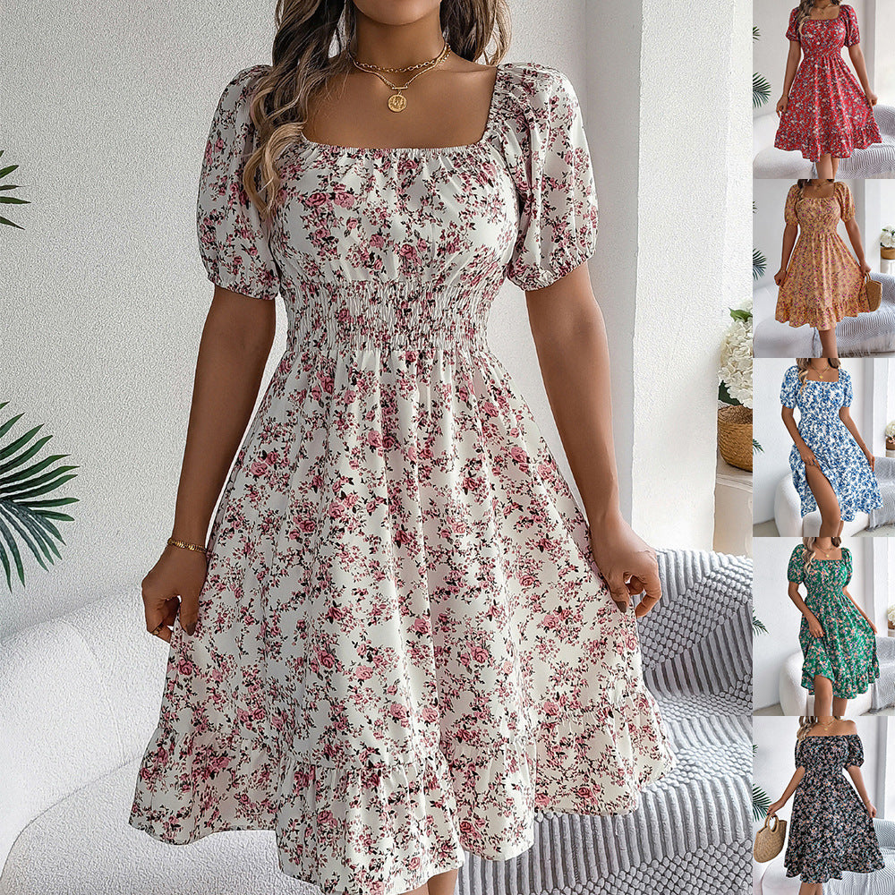 Abito con stampa floreale e colletto quadrato, estivo, con volant.
Abbigliamento alla moda per donna.