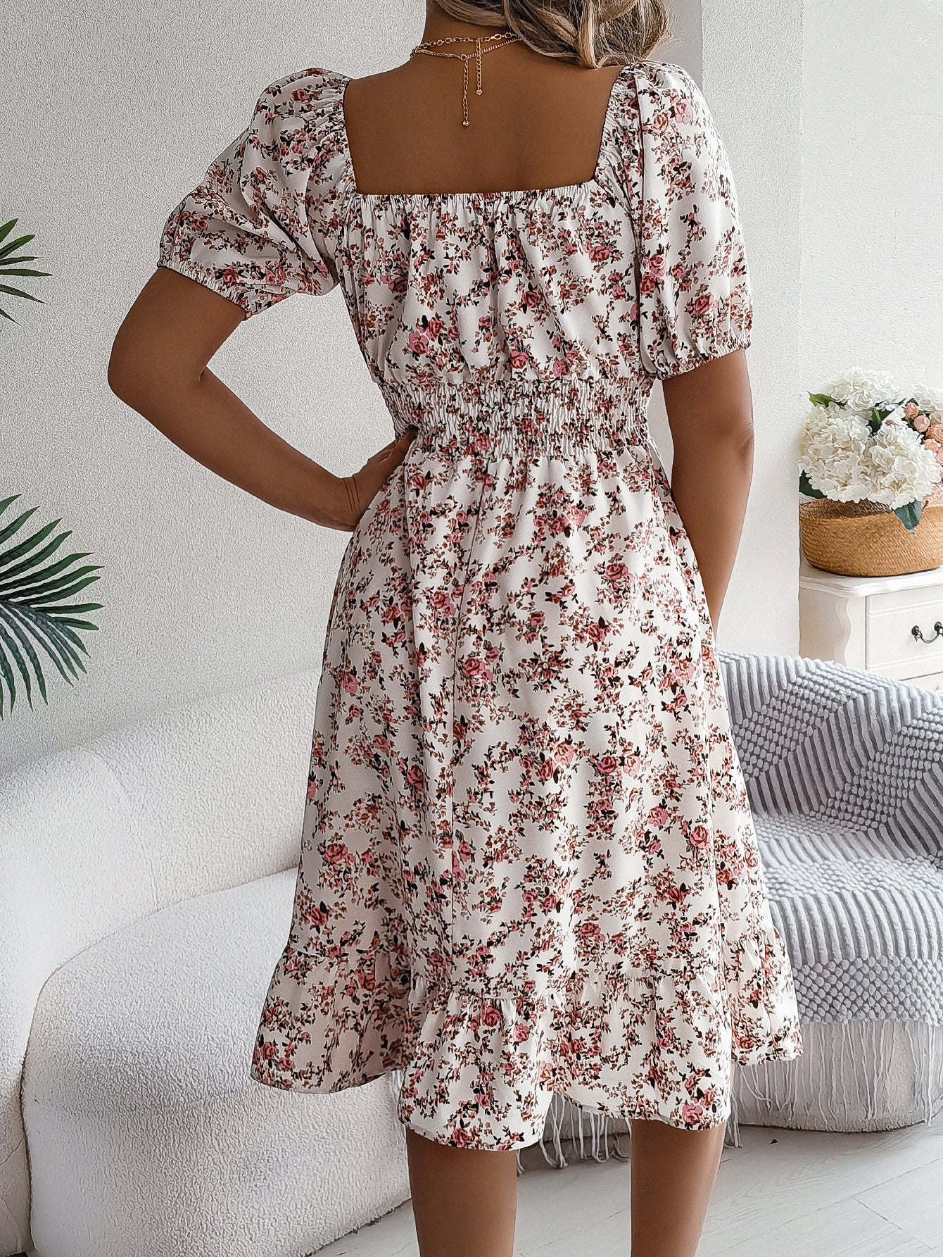 Abito con stampa floreale e colletto quadrato, estivo, con volant.
Abbigliamento alla moda per donna.