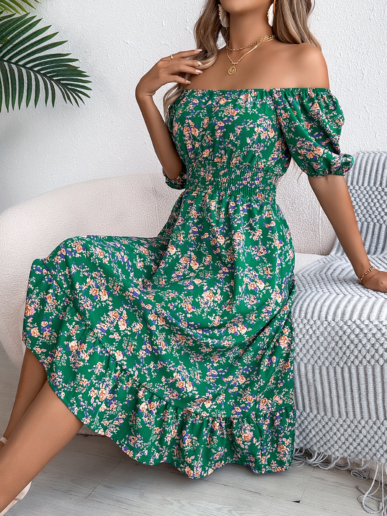 Abito con stampa floreale e colletto quadrato, estivo, con volant.
Abbigliamento alla moda per donna.