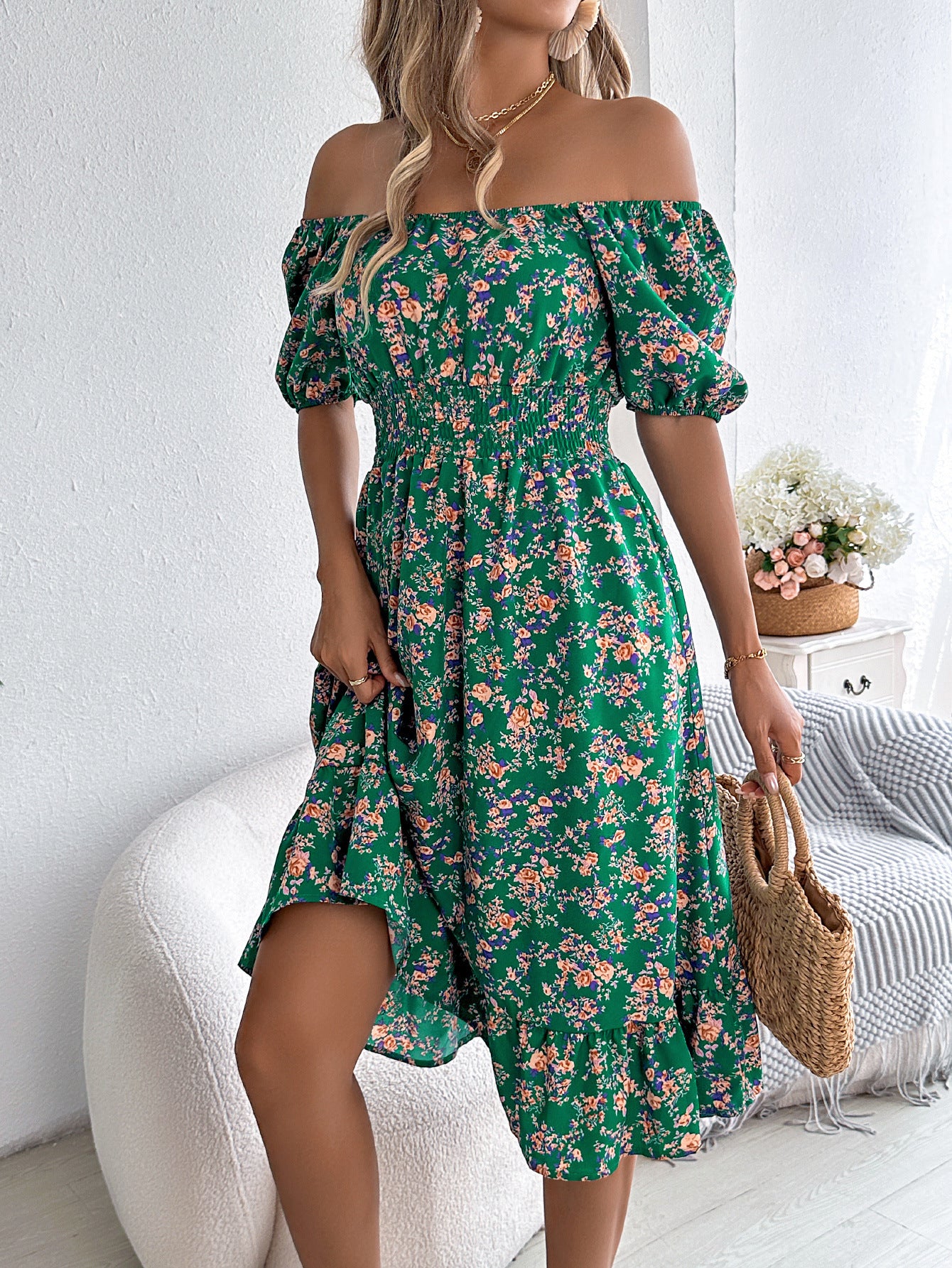 Abito con stampa floreale e colletto quadrato, estivo, con volant.
Abbigliamento alla moda per donna.