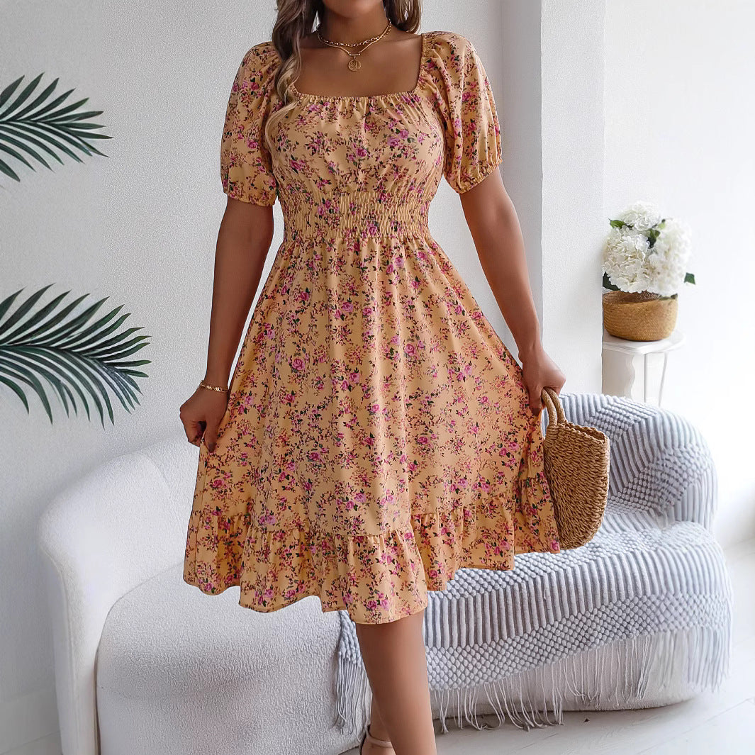 Abito con stampa floreale e colletto quadrato, estivo, con volant.
Abbigliamento alla moda per donna.